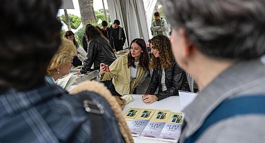 İzmir'de 'askıda kitap' için ilk bağış Başkan Tugay'dan