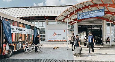 İzmir'de Gezici Kütüphane, Ege Üniversitesi Metro durağında