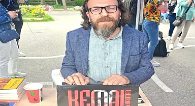 İzmir'de kültürle emek birleşti... Check-Up Oto Servis'te dostluk, üretim ve sanat konuşuldu