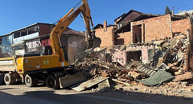 İzmit Belediyesinden kaçak yapı yıkımı