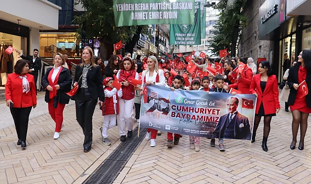 İzmit'te Cumhuriyet Korteji çocukların adımlarıyla renklendi
