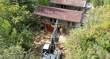 İzmit'te tehlikeli metruk yıkıldı