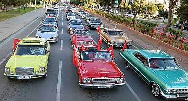 Kayseri Talas'tan klasik araçlarla Cumhuriyet coşkusu