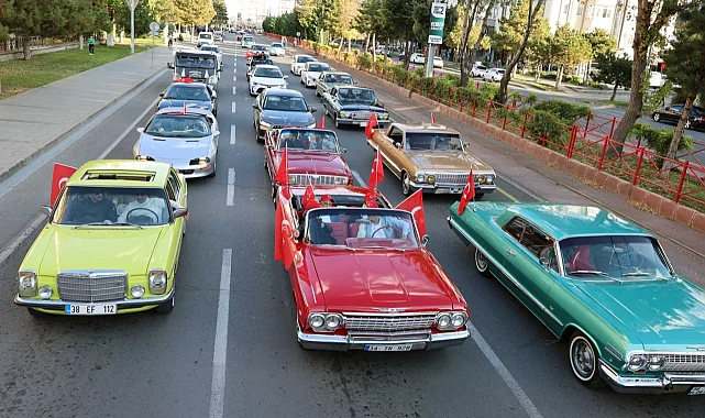 Kayseri Talas'tan klasik araçlarla Cumhuriyet coşkusu