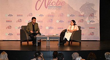 Latife Tekin Manisa'da sanatseverlerle buluştu