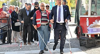 Manisa'da beyaz bastonla farkındalık yürüyüşü