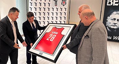 Milli basketbolcu Alperen Şengün'ün forması artık New York Türkevi'nde!