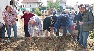 Nilüfer’de yaşlıların ellerinden toprağa can suyu