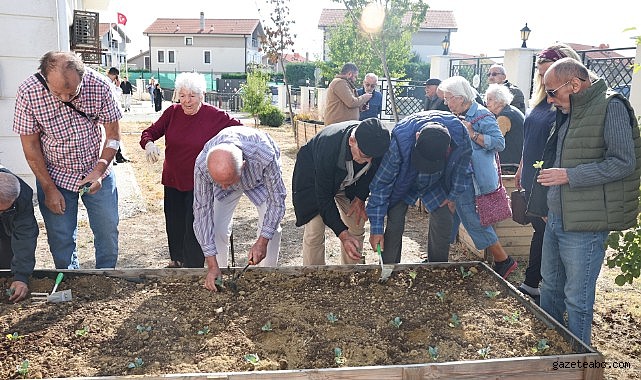 Nilüfer’de yaşlıların ellerinden toprağa can suyu