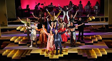 Nilüfer Kent Tiyatrosu’ndan “Lüküs Hayat” ile görkemli sezon açılışı