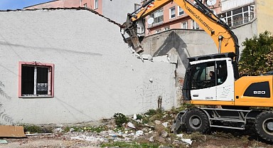 Osmangazi Belediyesi’nden tarihi koruyan yıkım