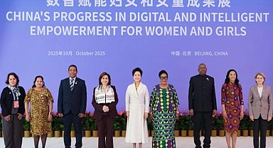 Peng Liyuan'dan kadınlar ve kız çocukları için teknoloji çağrısı