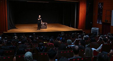 Tahsin Hasoğlu'ndan İZKİTAP'ta kahkaha dolu gece