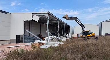 Ürünlü’de iki kaçak yapı yıkıldı