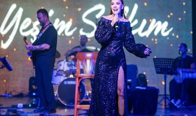 Yeşim Salkım'dan Kıbrıs'ta coşkulu konser