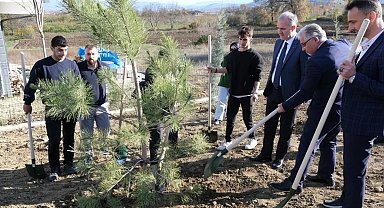 Bursa İnegöllü gençler 32 fidanı toprakla buluşturdu