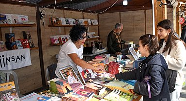 Bursa Osmangazi'de Kitap Fuarı'na edebiyatseverlerden yoğun ilgi