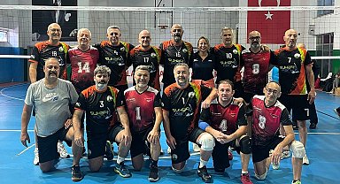 Bursa Osmangazi'nin veteran voleybolcuları zirveye çıktı