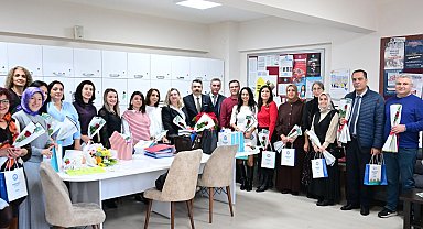 Bursa Yıldırım'da Öğretmenler Günü çiçeklerle kutlandı