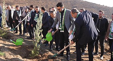 Bursaspor yönetimi ve futbolcuları Gürsu'da fidan dikti