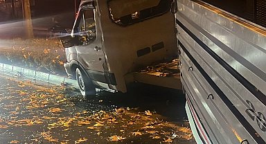 Düzce Konuralp'te lastiği patlayan kamyonet refüje çarptı