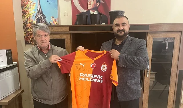 Galatasaraylı Futbolcular SMA'lı Esma için forma imzaladı