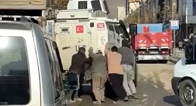 Hakkari’de Polis Aracına Vatandaş Desteği