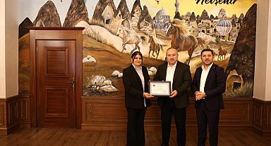 "İlmek İlmek Türkiye" halı motifi Vali Fidan'a armağan edildi