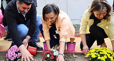 İzmir Karabağlar 'da parklar yenileniyor, mahalleler güzelleşiyor