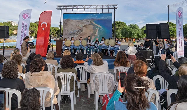 İzmir'de kadınlardan ''Buradayım, iyiyim'' mesajı