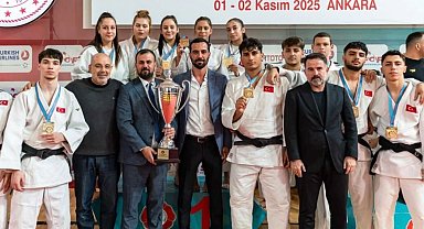 İzmir'in judocuları yenilgisiz şampiyonluğa ulaştı