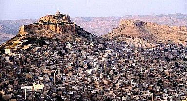 Mardin 1. Cadde'de tarihi dokuya aykırı unsurlar kaldırılıyor