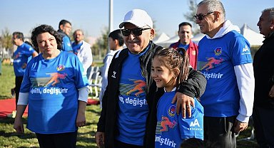 Memduh Büyükkılıç'tan anlamlı koşu