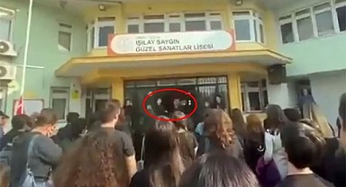 Müdür susturmaya çalıştı ama öğrenciler susmadı