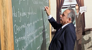 Mustafa Yalçın'dan 'Öğretmenler Günü' mesajı