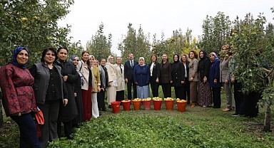 Topuklu iş kadınları ile şalvarlı köylü kadınları aynı tarlada buluştu