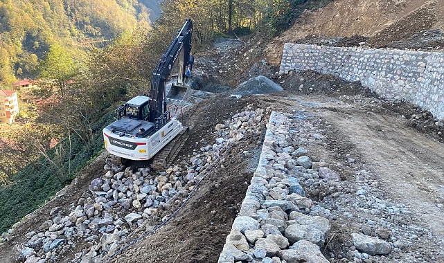 Trabzon'da taş duvar çalışmaları sürüyor