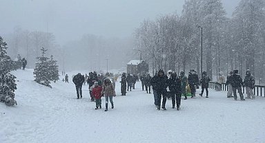 Ailele ve çocuklar Kartepe'de karın keyfini çıkardı
