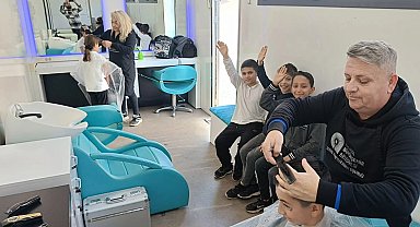 Antalya'da mobil kuaför tırı öğrencilere hizmette