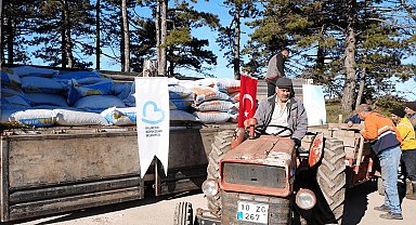 Balıkesir Sındırgılı depremzede çiftçiye hayvan yemi desteği