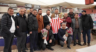 Başkan adayı Mustafa Çiçek'ten sosyete pazarı esnafına ziyaret