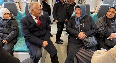 Başkan Büyükkılıç'tan Kayserililerle tramvay yolculuğu