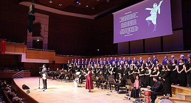 Bedia Akartürk'ten İzmirlilere türkü sürprizi