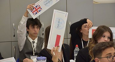 Bursa'da genç diplomatlar ÇEKMUN'da uluslararası gündemleri tartıştı