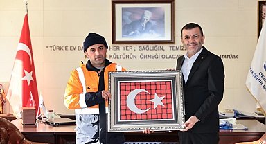 Denizli'de Büyükşehir personelinden alkışlanacak bayrak hassasiyeti