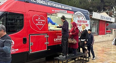 Denizli'de soğuk havada vatandaşlara sıcak çorba ikramı