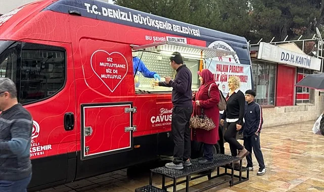 Denizli'de soğuk havada vatandaşlara sıcak çorba ikramı