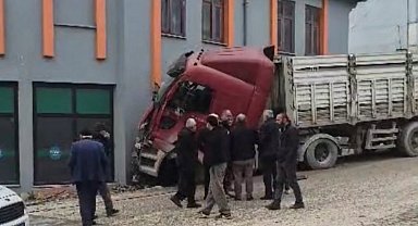 Düzce'de freni boşalan Tır markete girdi!