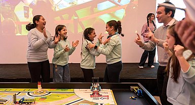 Geleceğin mühendis kızları, yaratıcılığı İzmir'de teknolojiyle buluşturdu