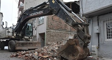 Gemlik'te Metruk Bina Temizliği Devam Ediyor